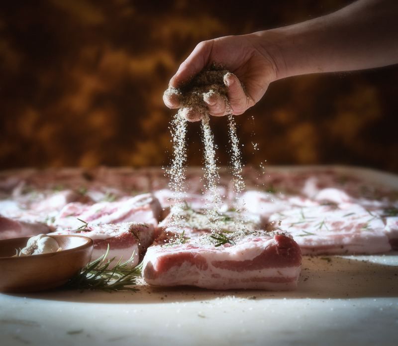 Lavorazione artigianale delle carni suine al salumificio Bertelli