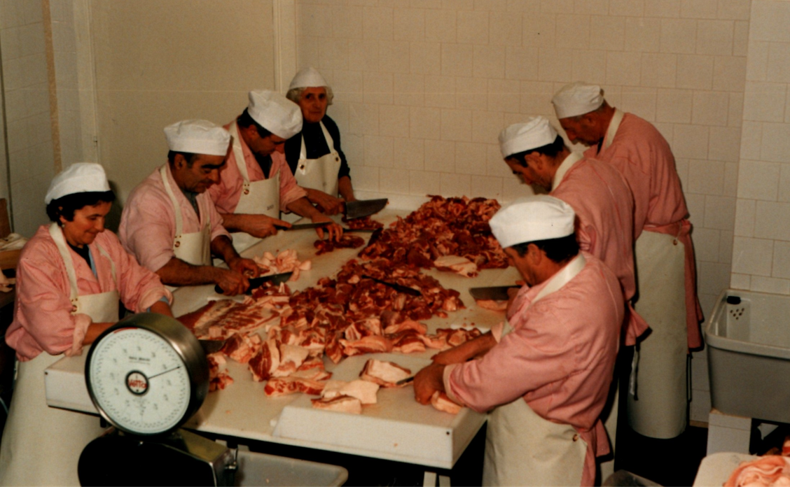Lavorazione delle carni suine da Bertelli Salumi negli anni ottanta