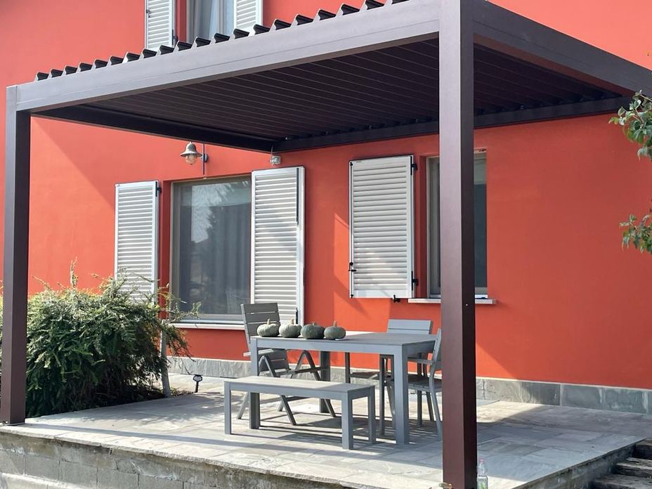 Pergola bioclimatica installata da Alluminio Sistemi a Niviano di Rivergaro
