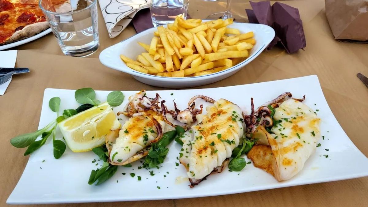 Il dehor nel giardino di Pizzeria La Corte