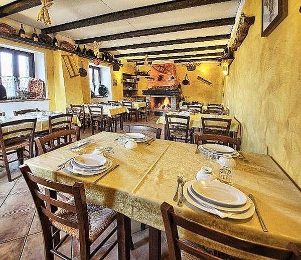 Sala interna con caminetto di Agriturismo La Cantinetta