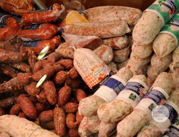 Esposizione prodotti tipici alla Ruggeri Antica Pizzicheria