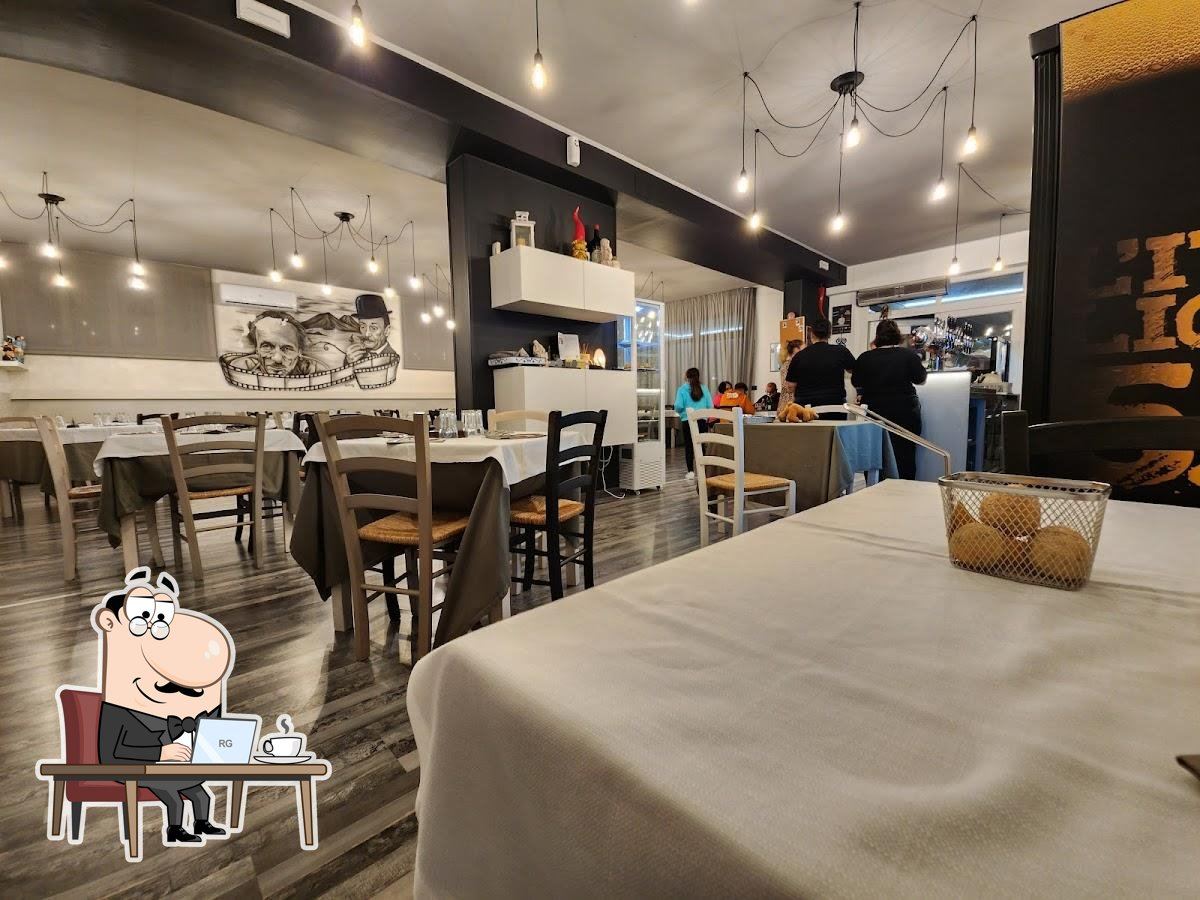 Interno della Pizzeria Napule è