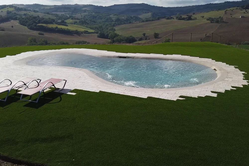 La piscina con vista panoramica di Villa Angela
