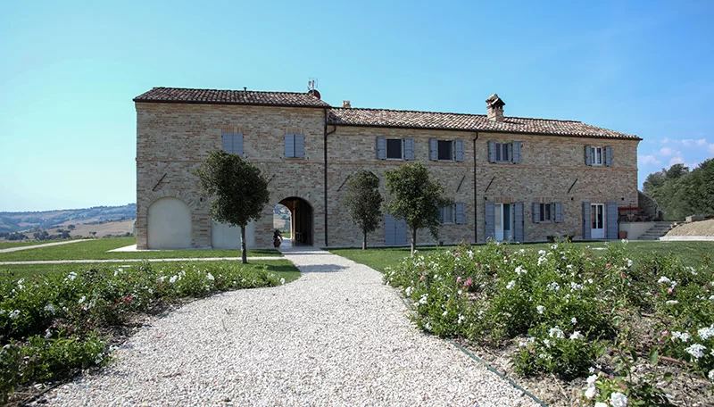 Il casale di Villa Angela tra le colline fermane