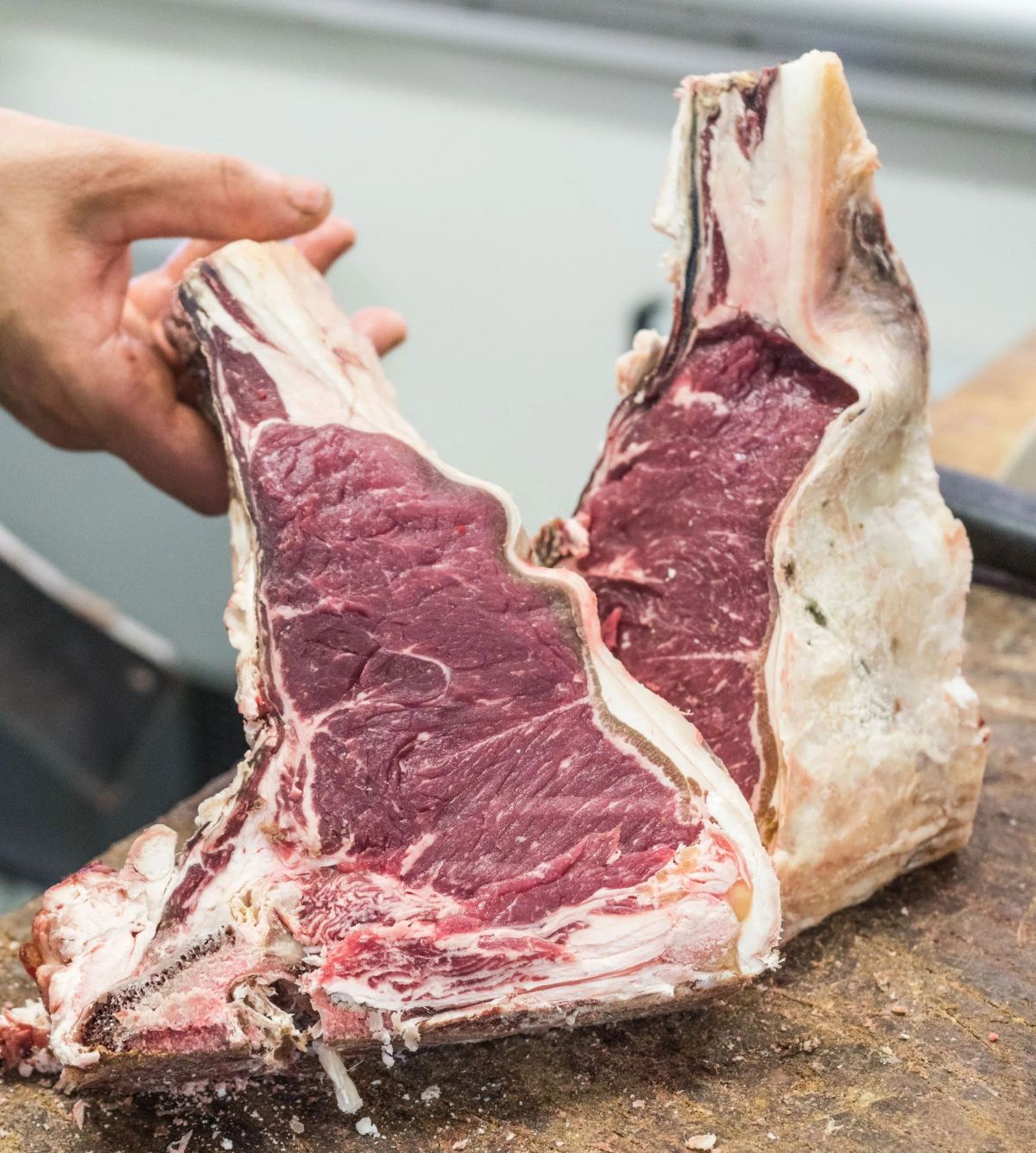 Preparazione delle carni alla griglia nell'Osteria De' Bengodi