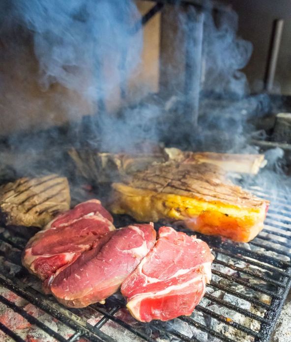 Bistecca alla fiorentina servita all'Osteria De' Bengodi