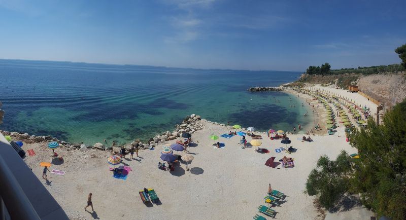 Ausgestatteter Strand mit Sonnenschirmen des Lido Macchia 1964