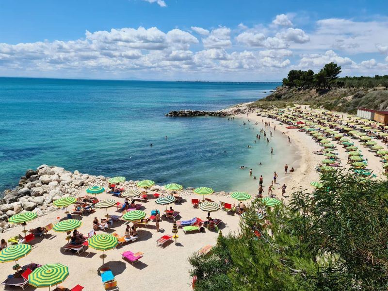 Panoramablick auf das Lido Macchia 1964 an der Küste des Gargano