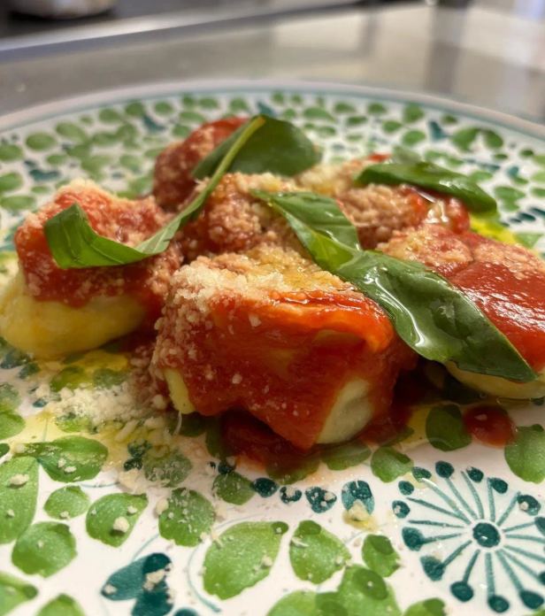 Tortelloni di carne con salsa di pomodoro fresco alla Trattoria Del Conte
