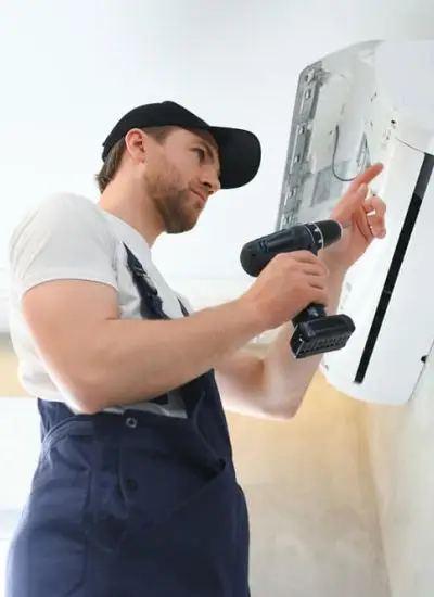 Tecnico IDROCLIMA durante installazione condizionatore