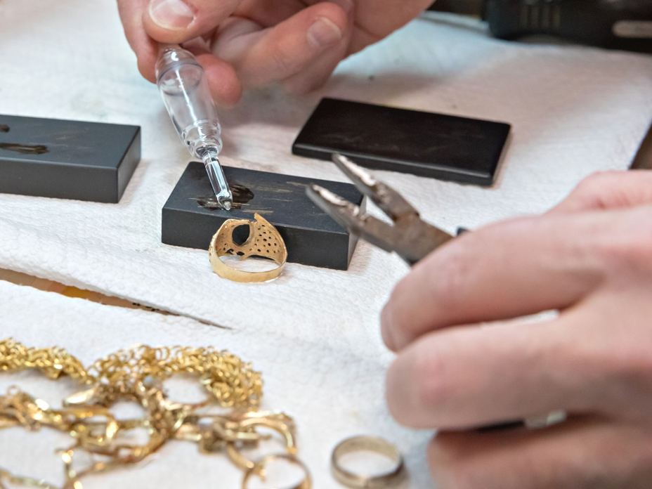 Test di purezza dell'oro con strumenti professionali presso COMPRO ORO JOIE JOLIE