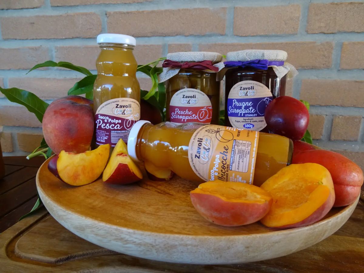 Sciroppati e succhi artigianali di pesche, prugne e albicocche Zavoli