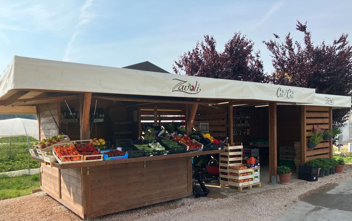 Vendita diretta di prodotti freschi al chiosco della Società Agricola Zavoli