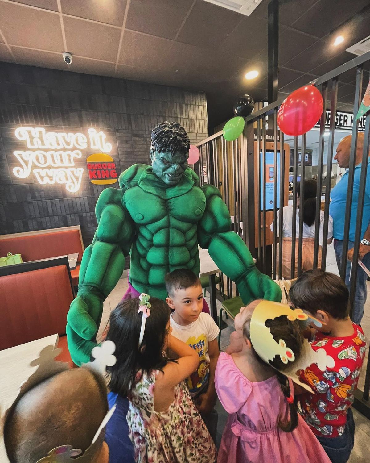 Mascotte Hulk per intrattenimento bambini di Up & Down Animation