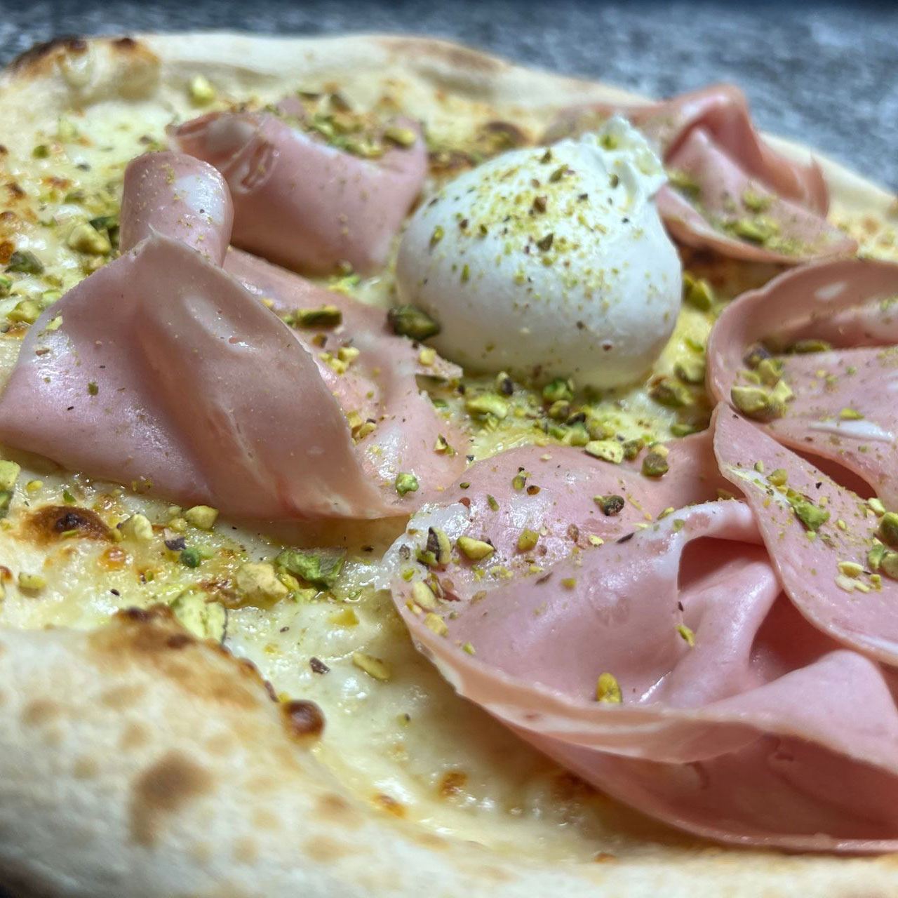 Pizza napoletana di RiPizziCo cotta in forno a legna con ingredienti di qualità