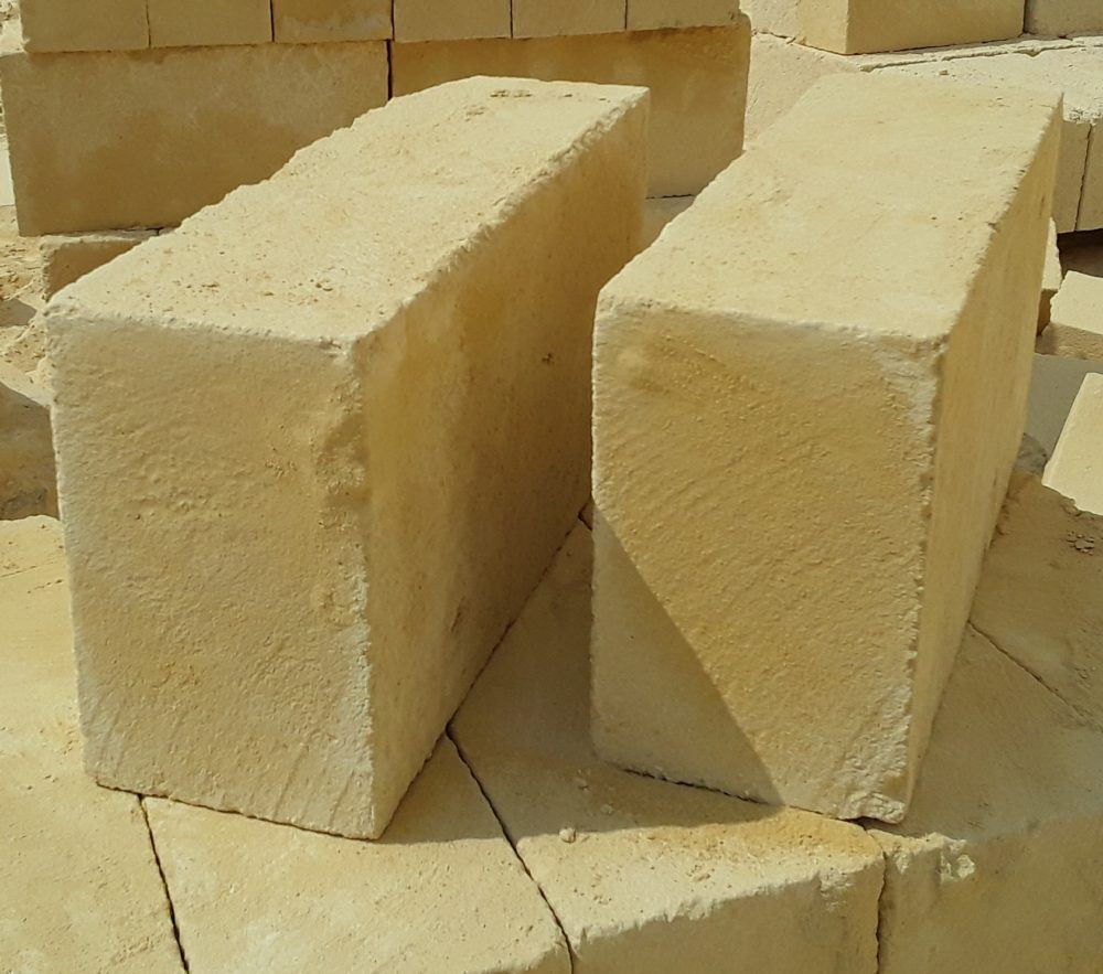 Blocchi di tufo estratti dalla cava di Gravina Tufi Srl