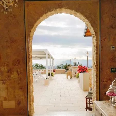 Interni della Tenuta Terra E Sole con arredi in pietra e parquet