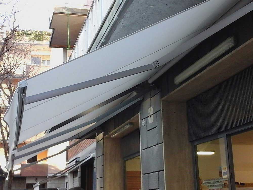 Realizzazione di tende a bracci installate da Tende Più Sas
