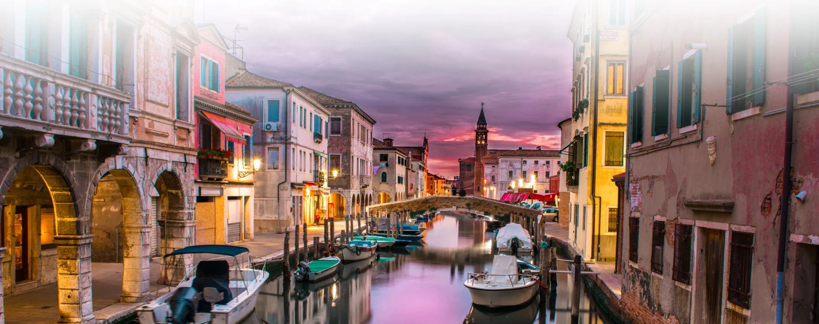 Interno del negozio Alvise Giustinian con esposizione di lampadari in vetro di Murano