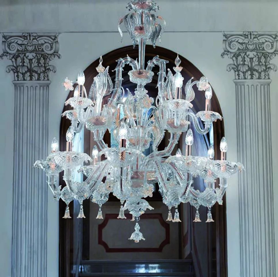 Lampadario modello Rezzonico in cristallo oro con pendenti da Alvise Giustinian