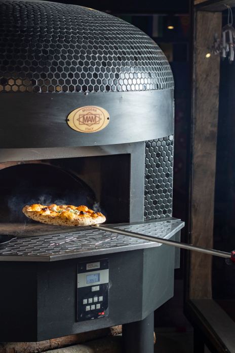 Pizza napoletana in cottura nel forno a legna di Pizzardi Artigianale