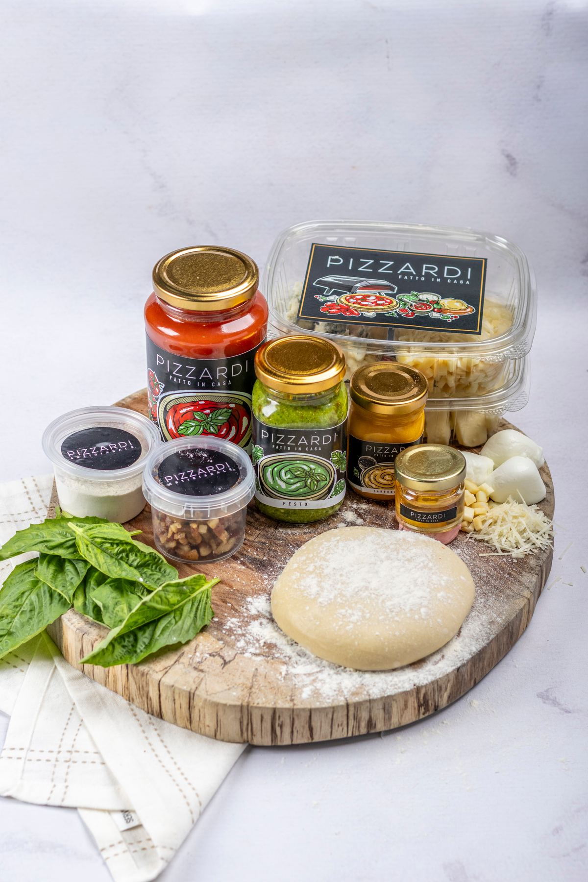Preparazione artigianale della pizza da Pizzardi Artigianale
