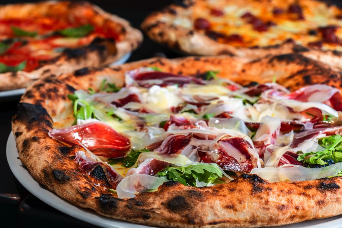 Pizza napoletana con ingredienti di qualità de La Pizza Di Simo