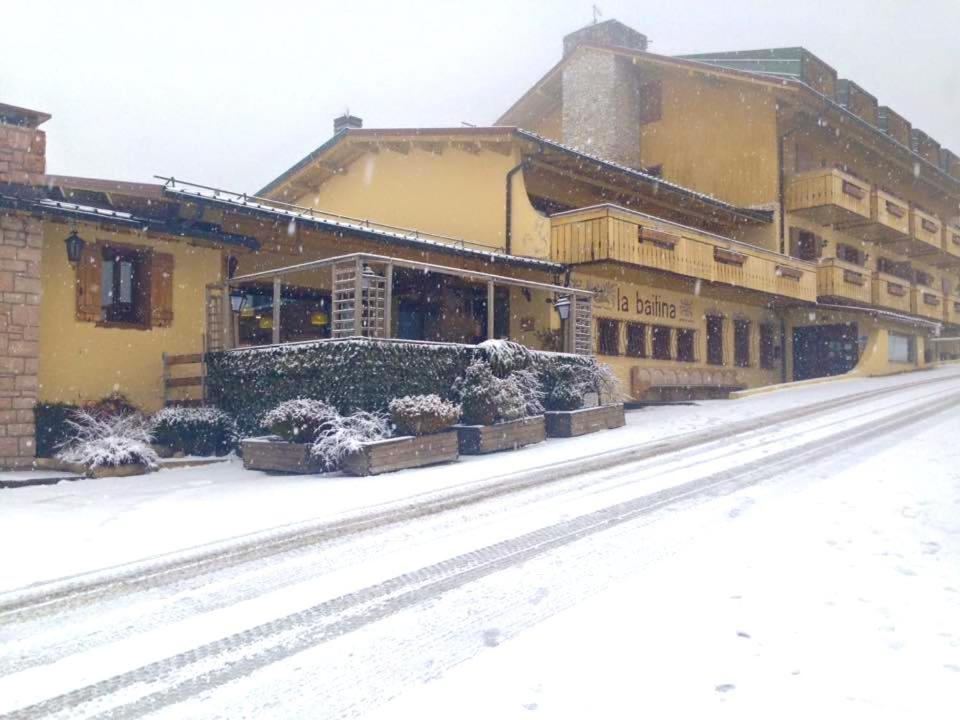 Camera con arredi in legno dell'Hotel La Baitina
