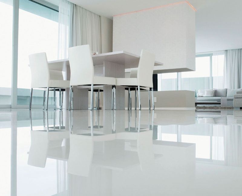 Pavimenti in resina esposti nello showroom IG.LU Ceramiche