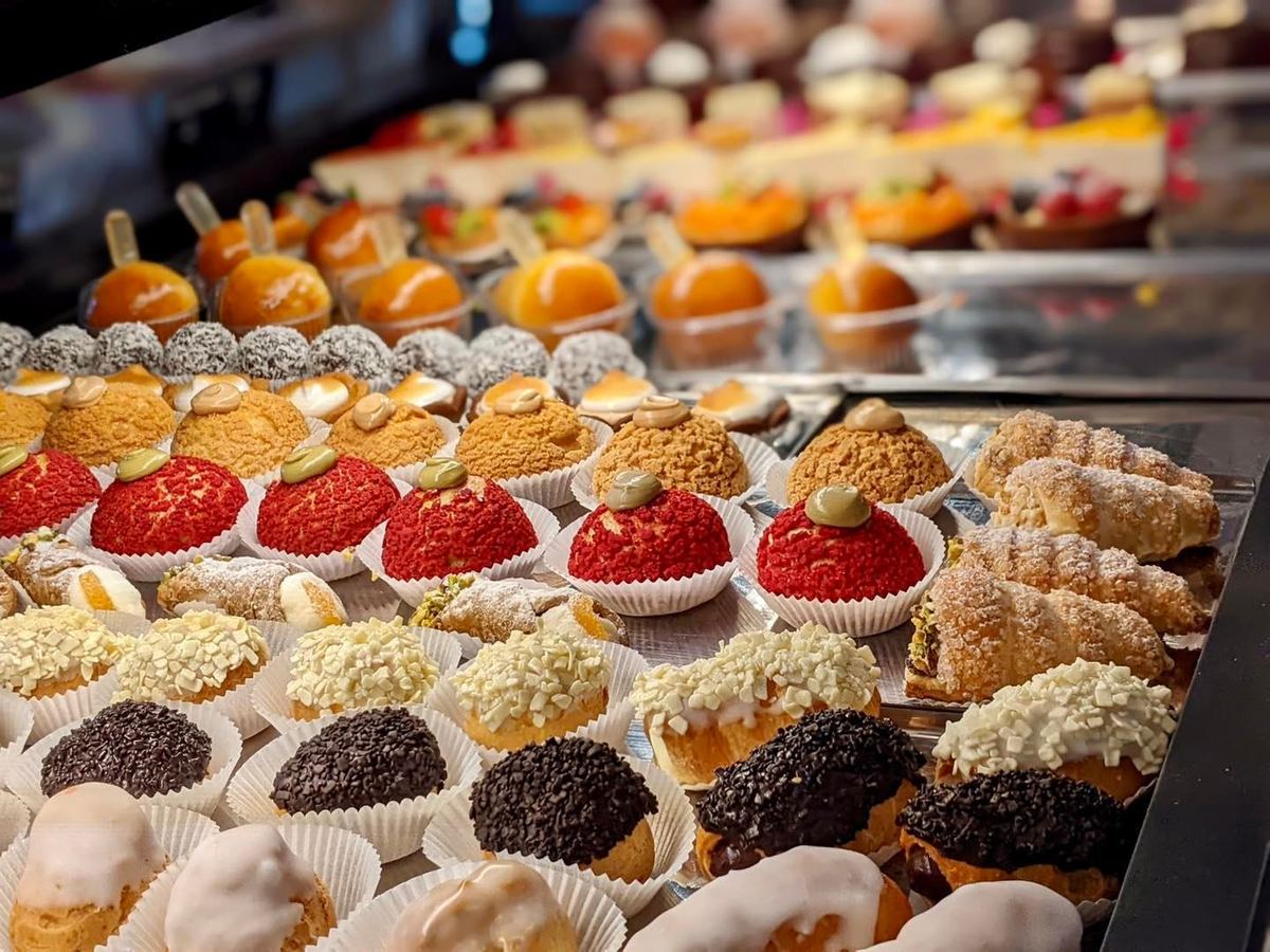 Vetrina con prodotti di pasticceria della Pasticceria Tripaldi