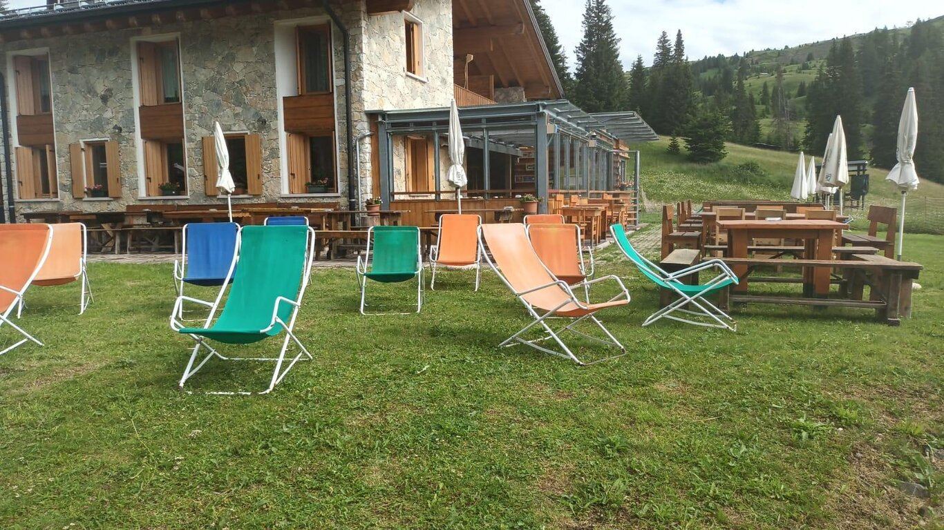 Rifugio La Viza nella stagione estiva sull'altipiano dolomitico
