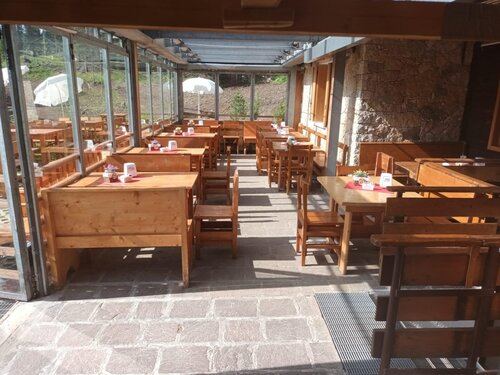 Interno del Rifugio La Viza con atmosfera di montagna