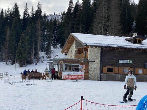 Rifugio La Viza nella stagione invernale con neve