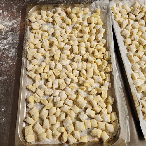 Cucina del Rifugio La Viza dove si preparano gnocchi e spätzle