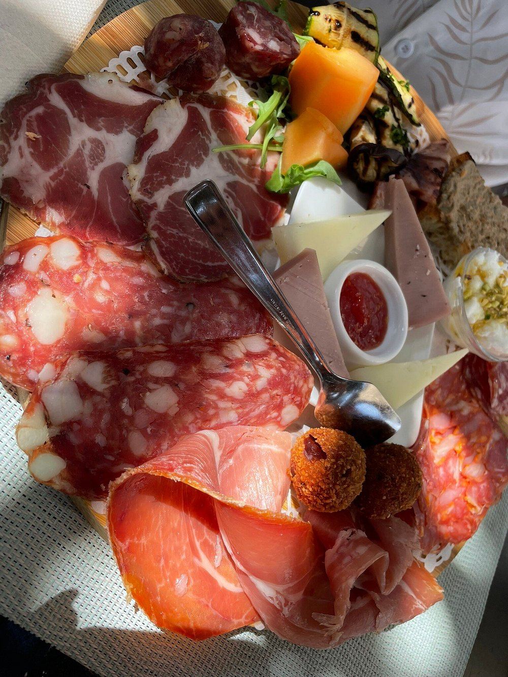 Tagliere dei Ghibellini con salumi e formaggi del territorio umbro