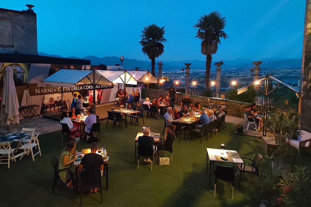Terrazzo panoramico del Ristorante Pizzeria I Ghibellini con vista sulla valle umbra