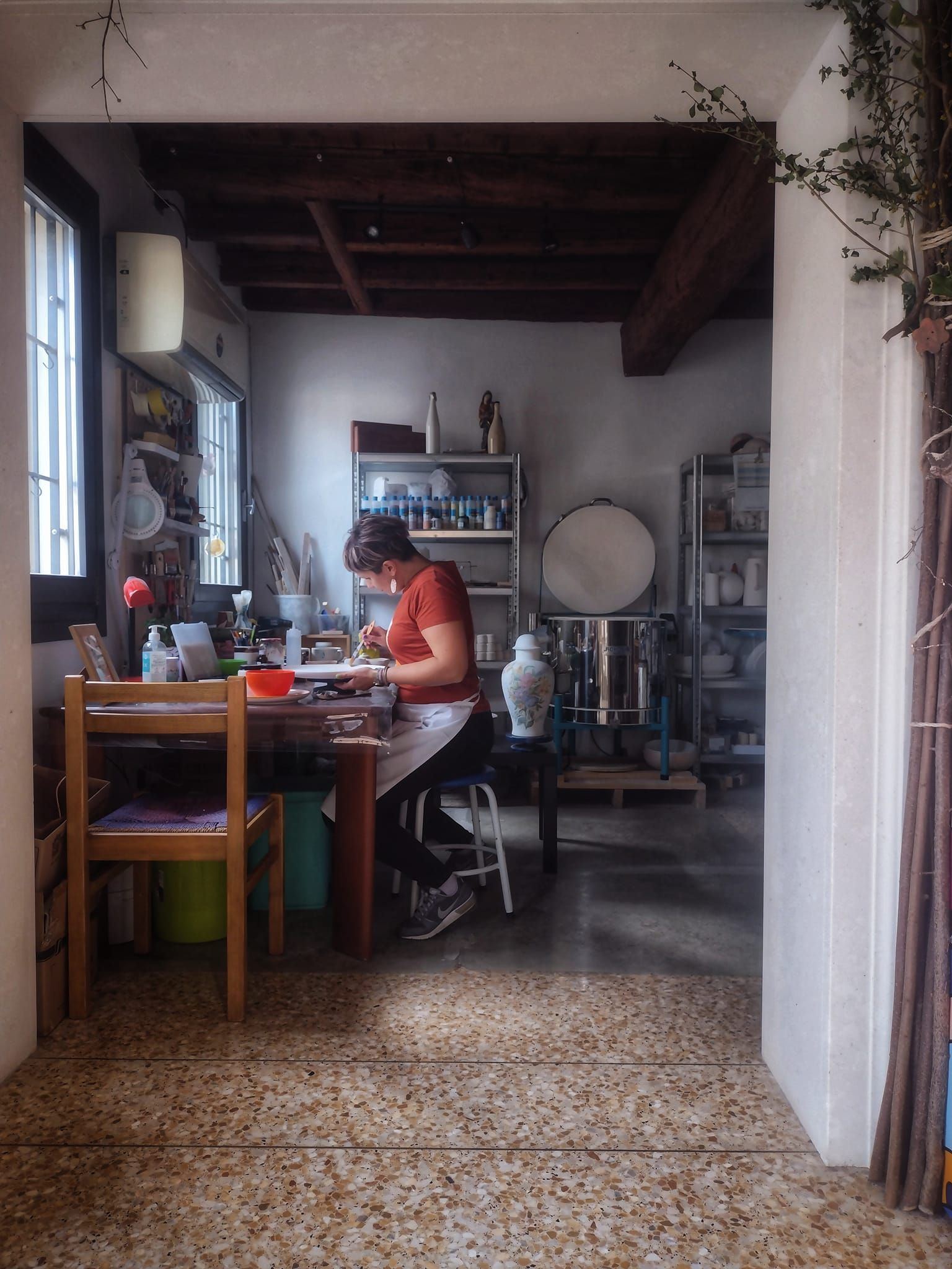 Marzia al lavoro nel laboratorio di ceramica di Idee Concrete a Montagnana