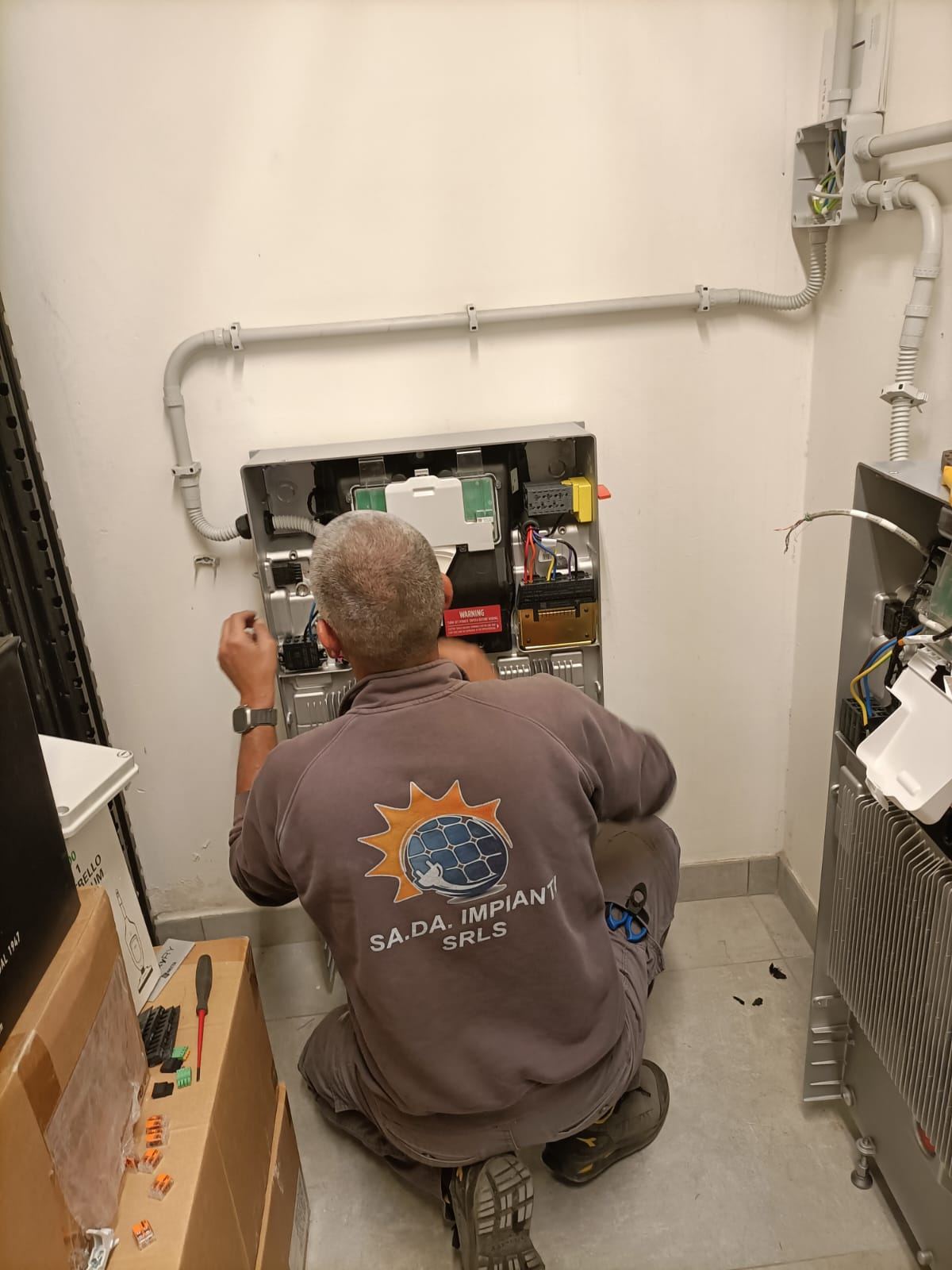 Team di SA.DA. IMPIANTI SRLS al lavoro su installazione fotovoltaica