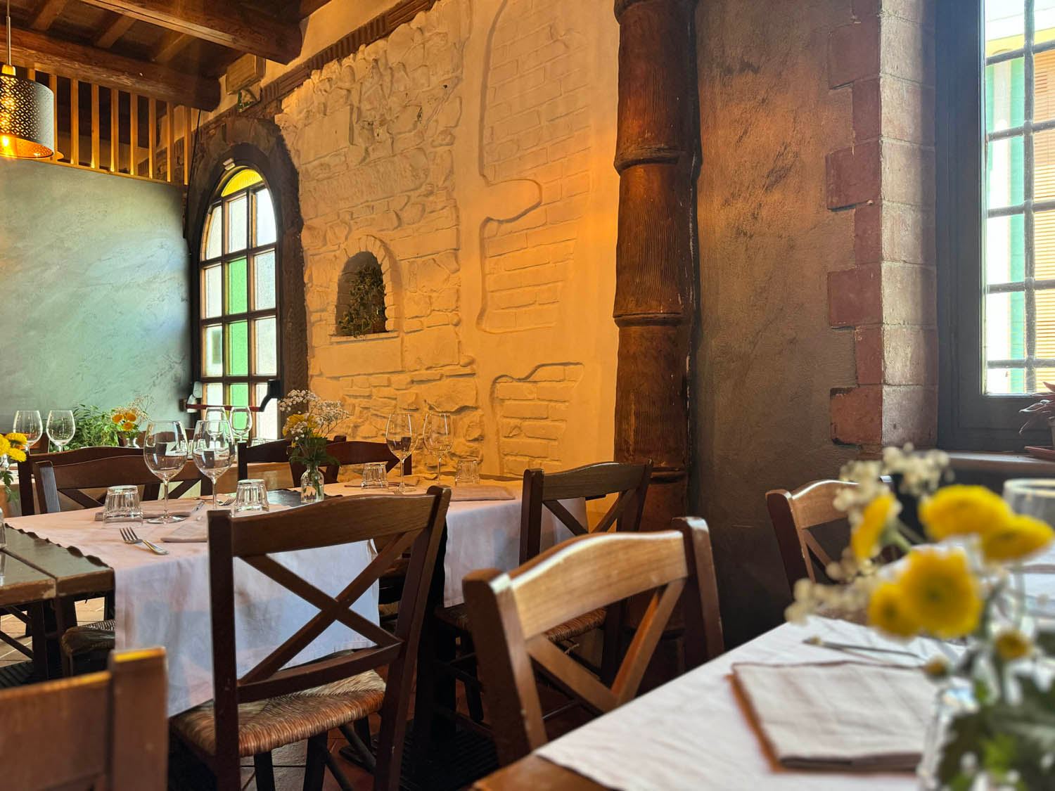 Interno dell'Osteria Da Mordicchio con ambientazione rustica toscana