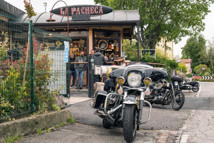 Area esterna con tavoli e piazzale per moto