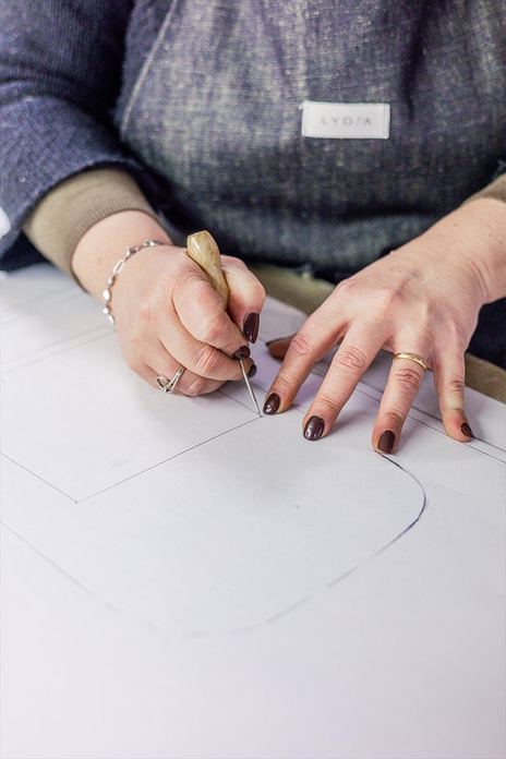 Lavorazione della pelle nel laboratorio Lydia Leather a Empoli