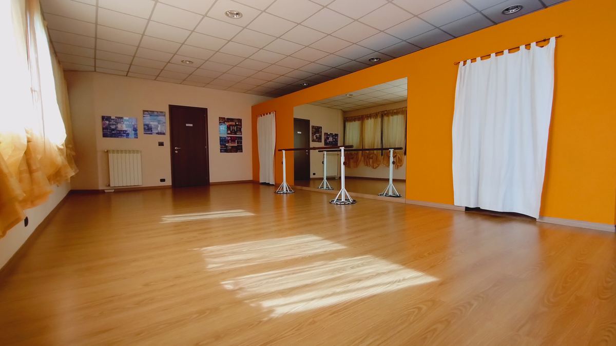 Aula di danza con pavimentazione in parquet della Dance Team