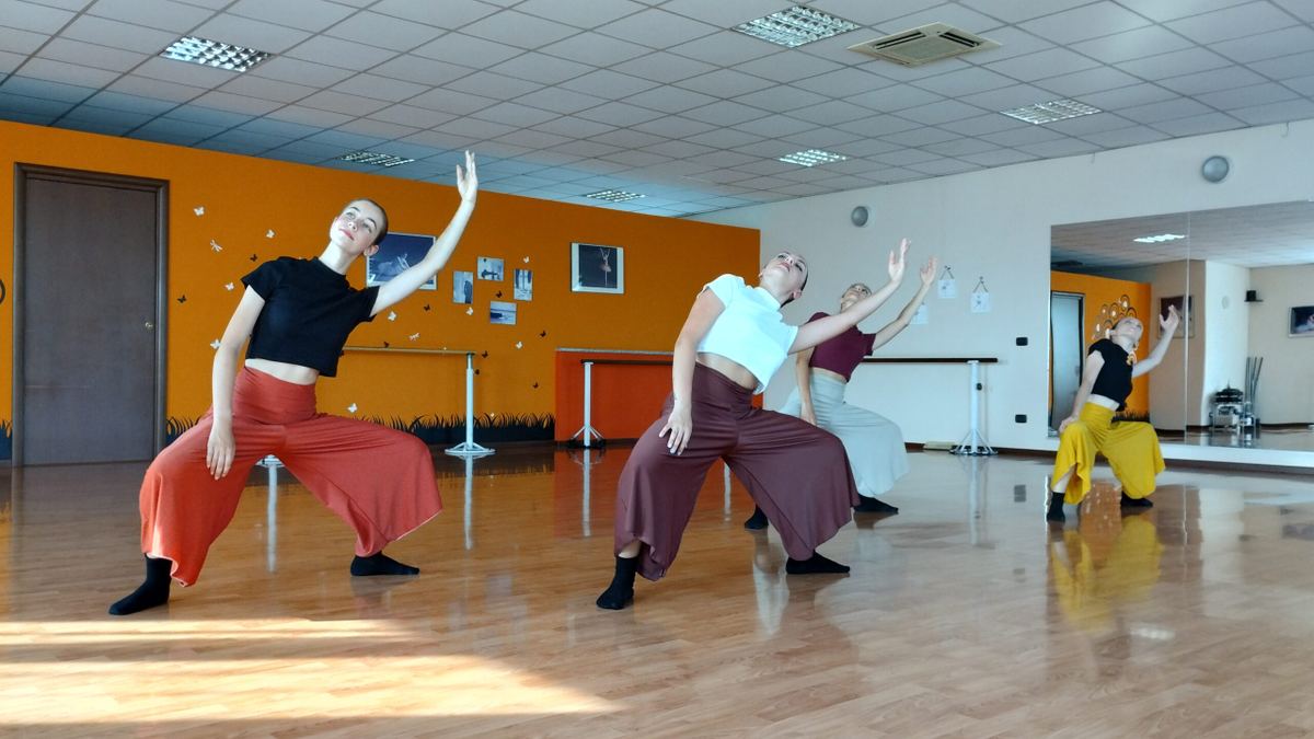 Lezione di danza moderna alla Dance Team di Vercelli