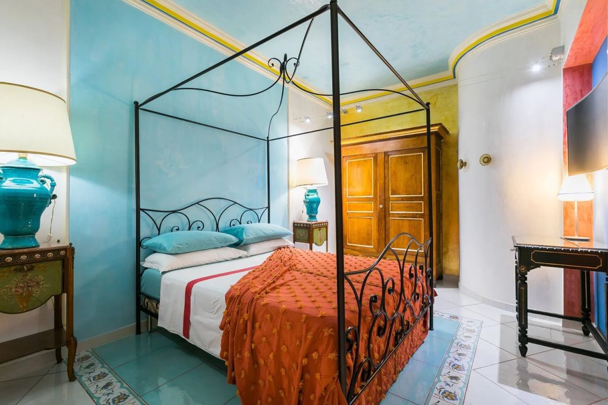 Camera da letto con letto a baldacchino agli Appartamenti Marco Aurelio 49