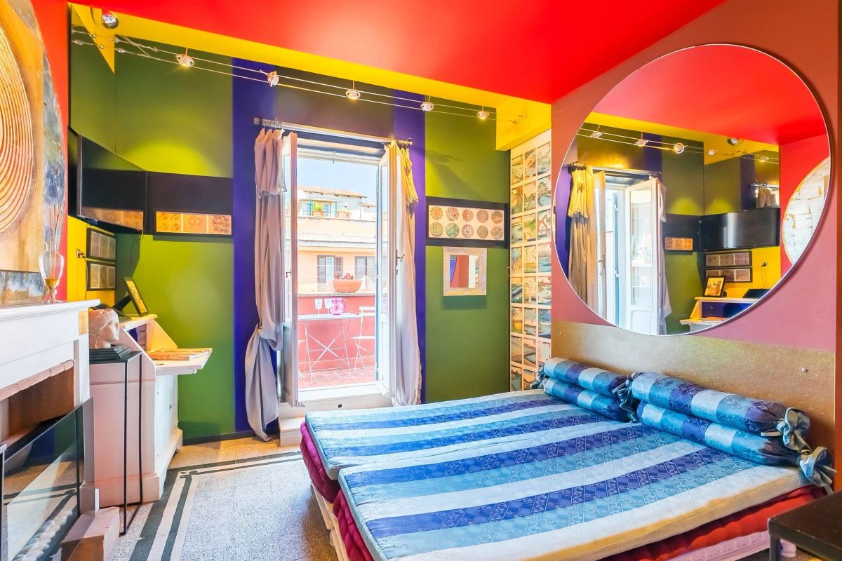 Camera da letto colorata con balcone Marco Aurelio 49