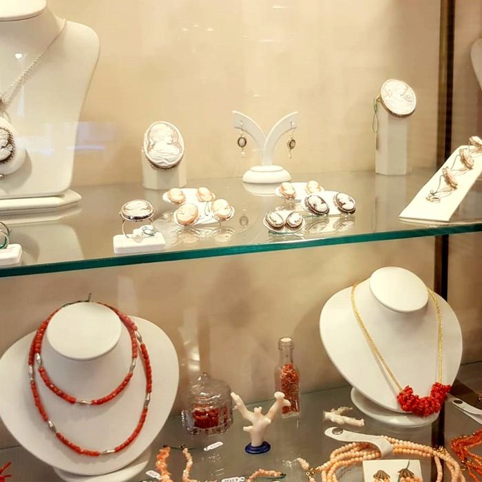 Laboratorio interno di Cameo Factory De Paola a Napoli