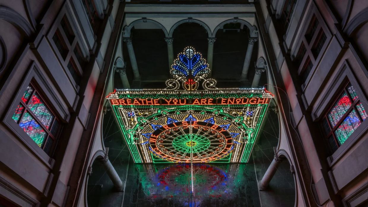 Installazione luminosa Parisi 1876 a Palazzo Strozzi Firenze 2020