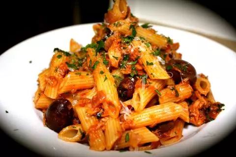 Penne alla Puttanesca con tonno di Marsala Service