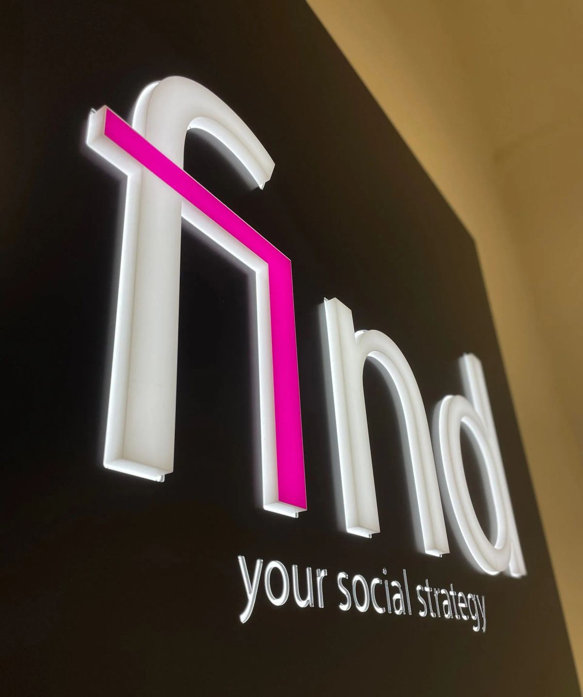 Insegna luminosa per ristorante realizzata da DS VISION Srl